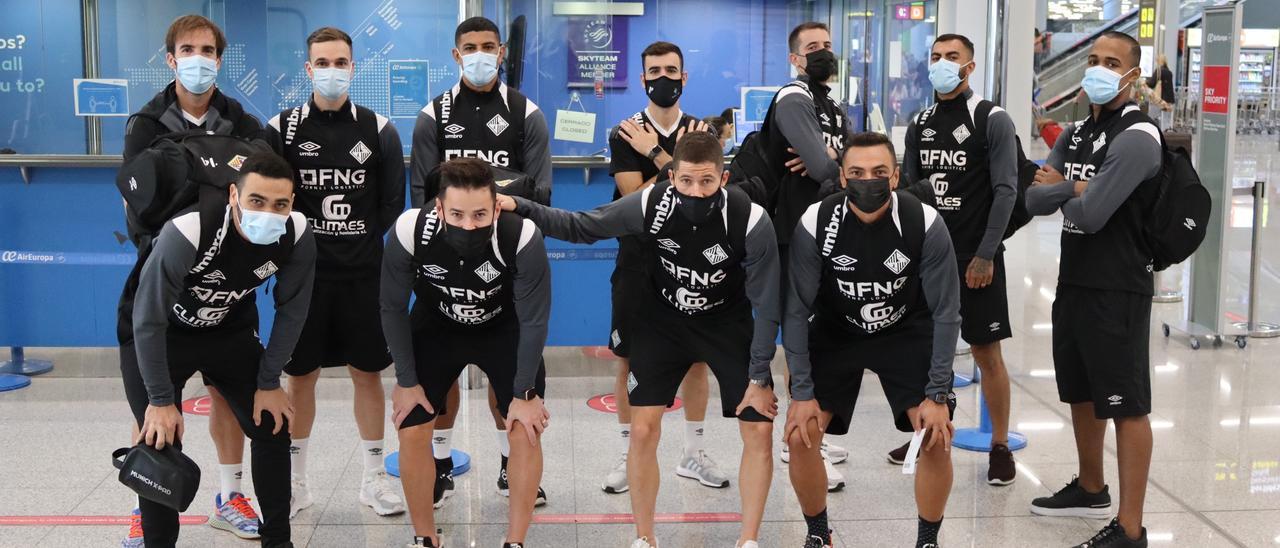 La plantilla del Palma Futsal posa en Son Sant Joan antes de partir a Córdoba.