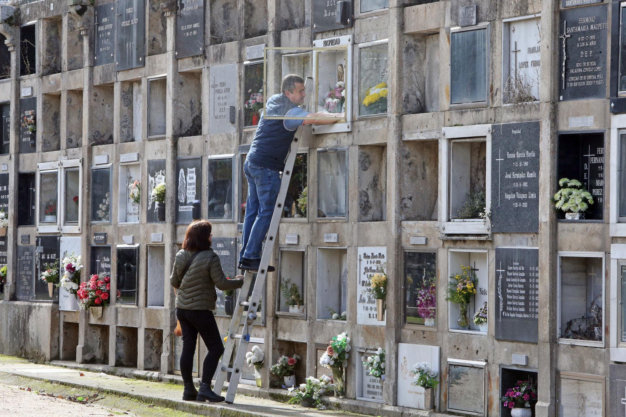 Todos Santos 2021 en Vigo: Flores y velas avivan el recuerdo de los que ya no están