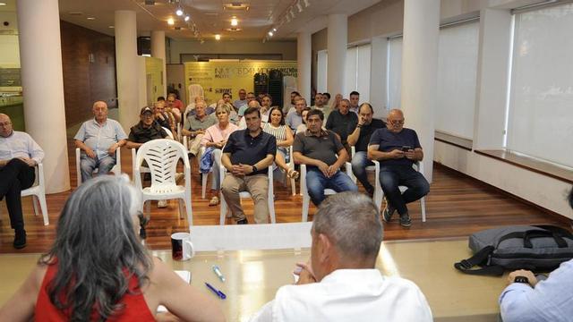Un instante de la asamblea de socios del Estradense, ayer, en el MOME. |  Bernabé/Javier Lalín