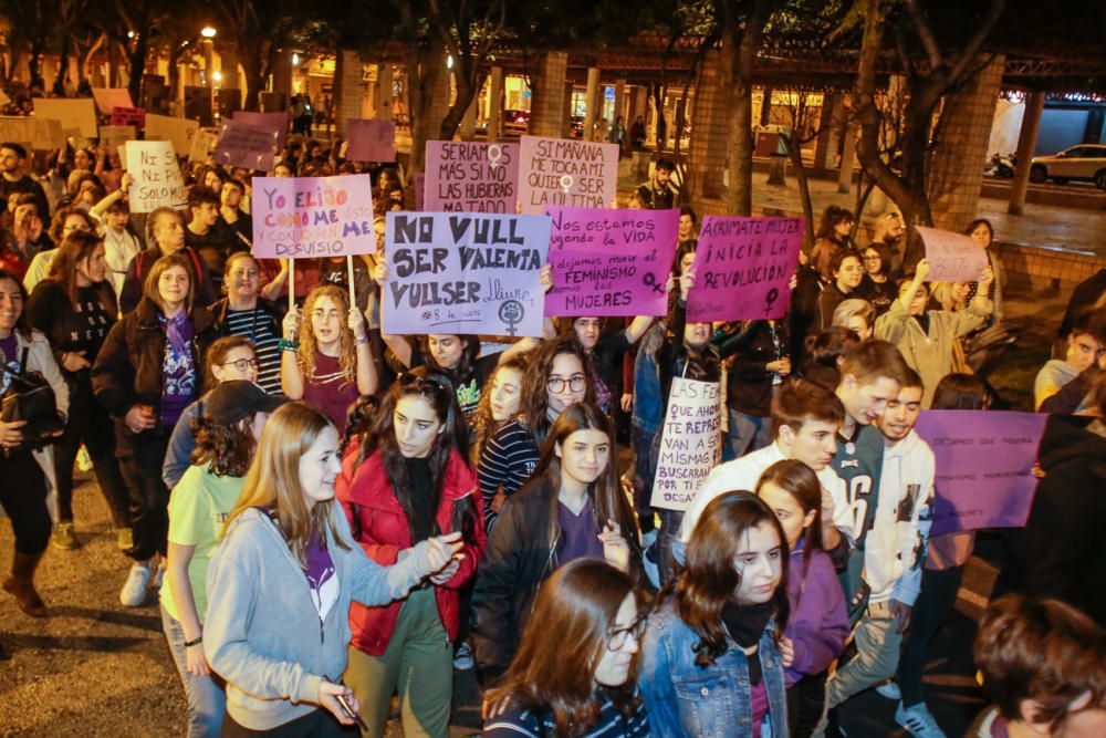 Manifestación nocturna en Elche por el 8-M