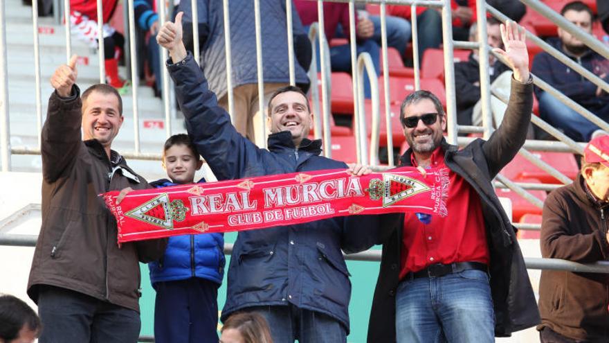 Fieles aficionados murcianistas posan en las gradas de Nueva Condomina en el choque ante el Sevilla Atlético de hace dos jornadas.