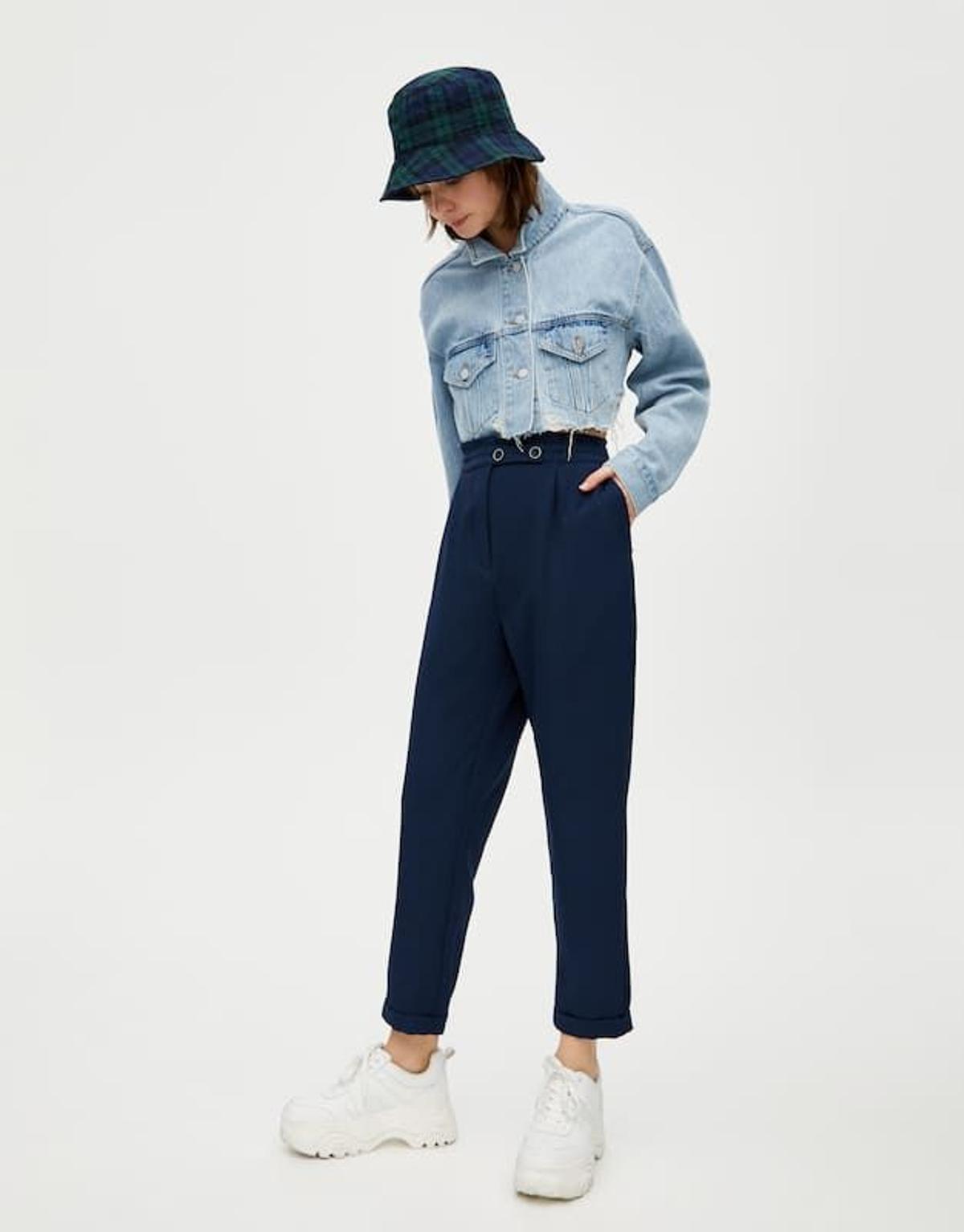 Pantalón paper bag liso de Pull and Bear (Precio: 9,99 euros)