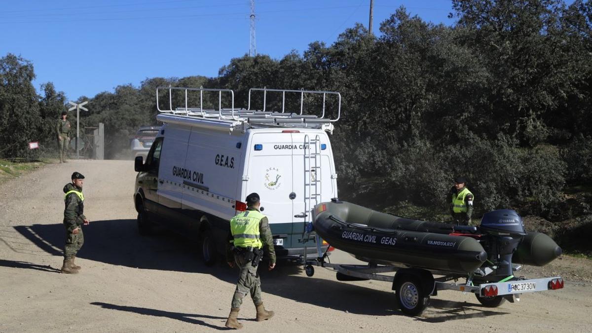 El equipo GEAS de la Guardia Civil, especializado en rescate subacuático, llega a la zona donde se ahogaron los dos militares en Cerro Muriano durante unas maniobras.