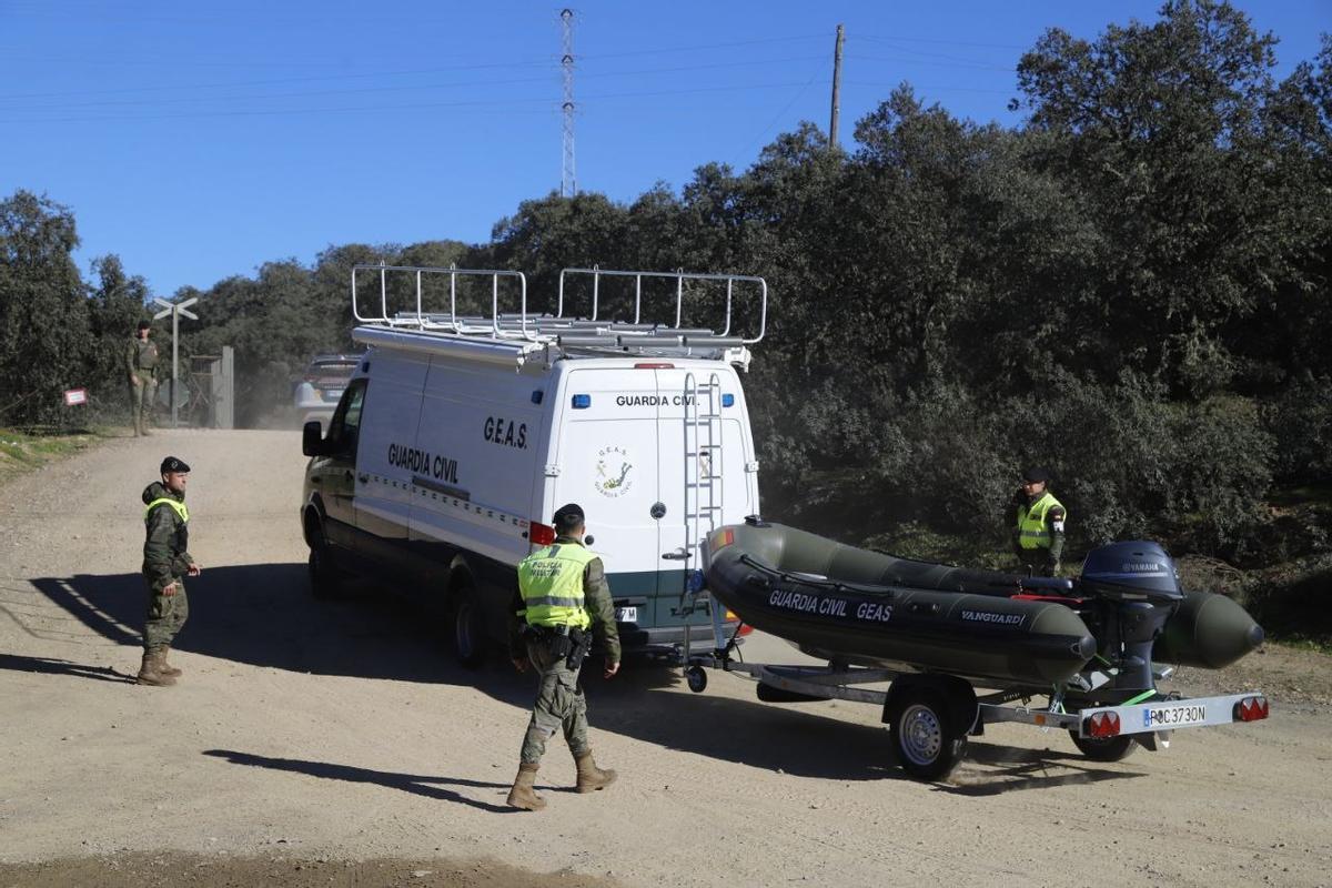 El equipo GEAS de la Guardia Civil, especializado en rescate subacuático, llega a la zona donde se busca a los dos militares desaparecidos en Cerro Muriano.