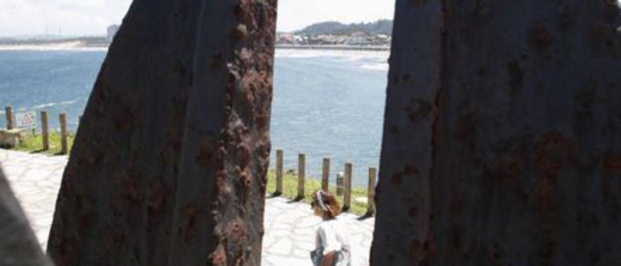 Una de las anclas de La Peñona y, al fondo, la bahía de Salinas.