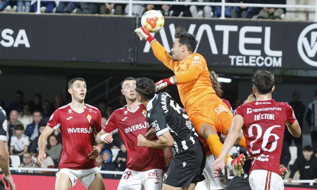 Luismi Redondo, cabizbajo, mientras al fondo los granas celebran su gol. | IVÁN URQUIZAR