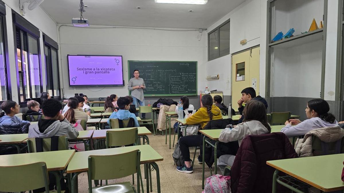 Alumnos de un centro educativo de Alzira atendiendo a una charla del proyecto