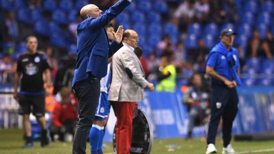 Pepe Mel da instrucciones durante el encuentro de ayer en Riazor.