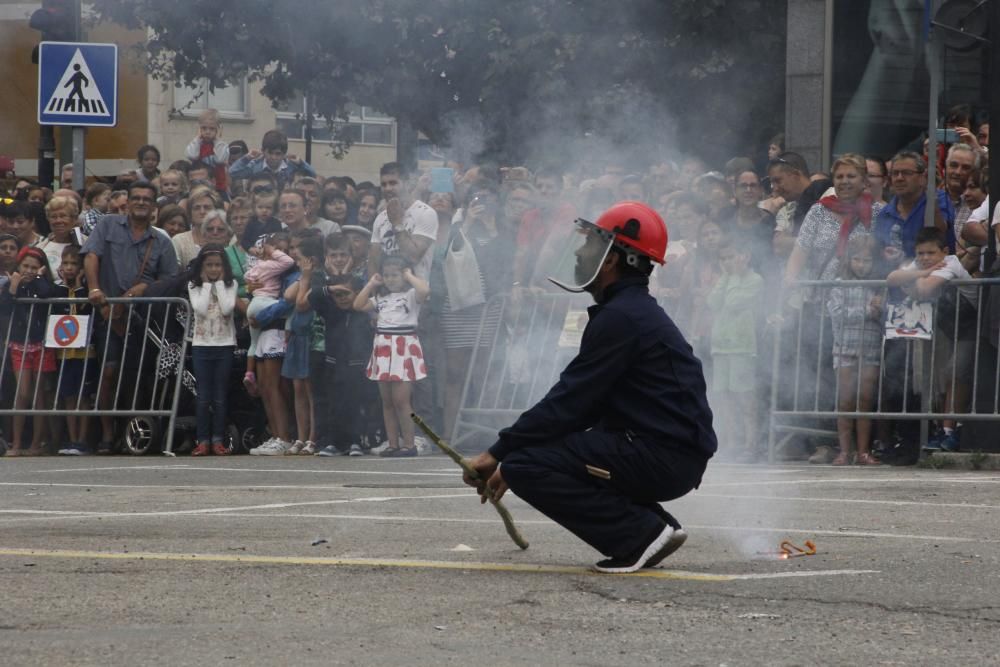 El tradicional acto, que se realizó ante cientos de personas, sufrió un imprevisto a causa del fallo de un dispositivo de seguridad que impidió que dos figuras explotasen bien.