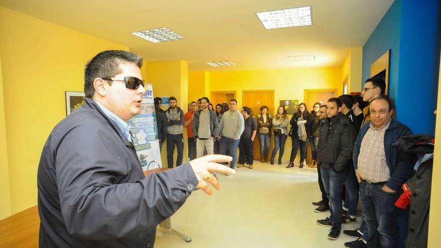 Los estudiantes fueron recibidos en dos tandas por el concejal Xurxo Charlín en el vivero de empresas. // Iñaki Abella