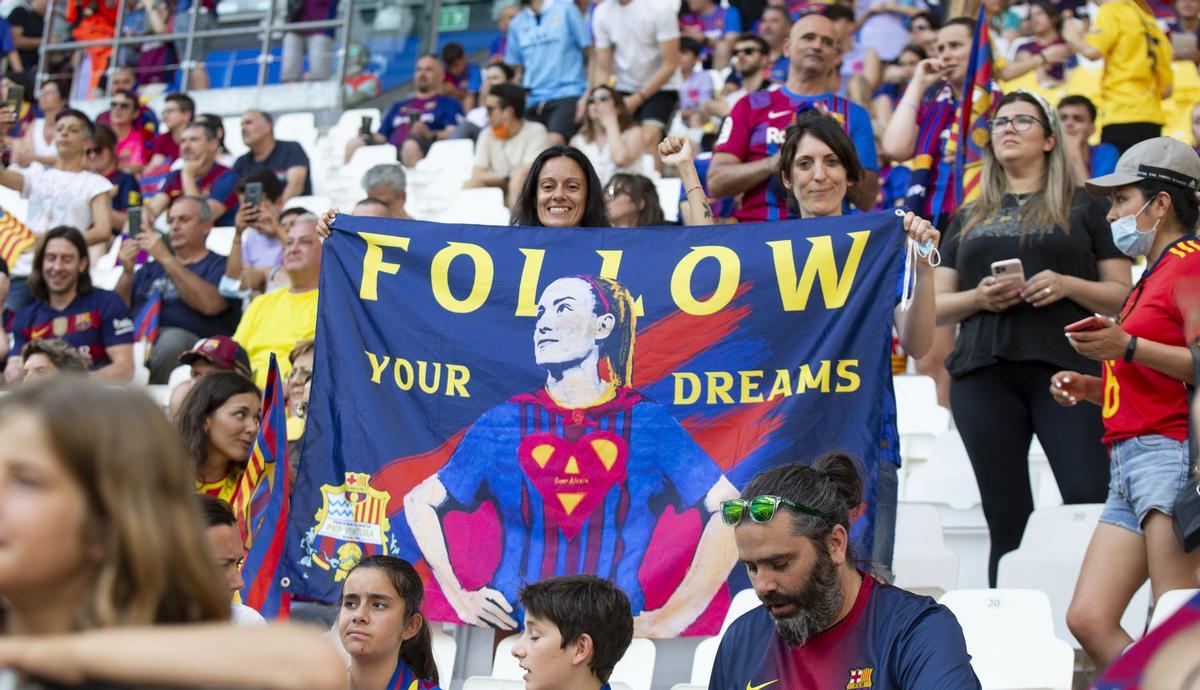 Seguidores del FC Barcelona animan al equipo en el estadio Allianz de la ciudad italiana de Turín