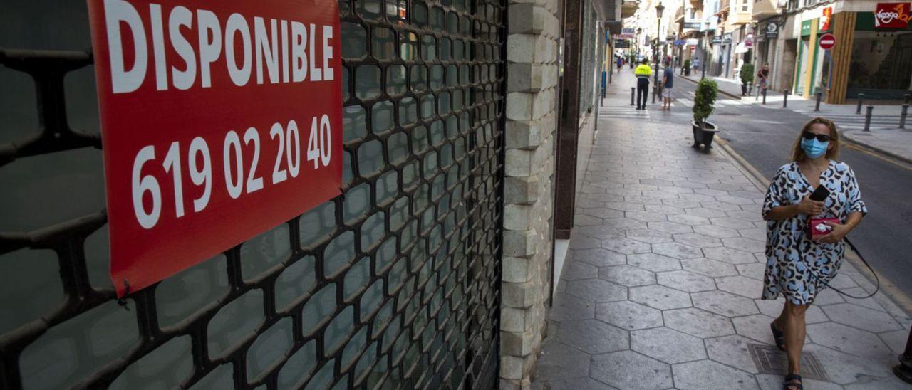 Un comercio cerrado en el centro de Alicante durante la pandemia.