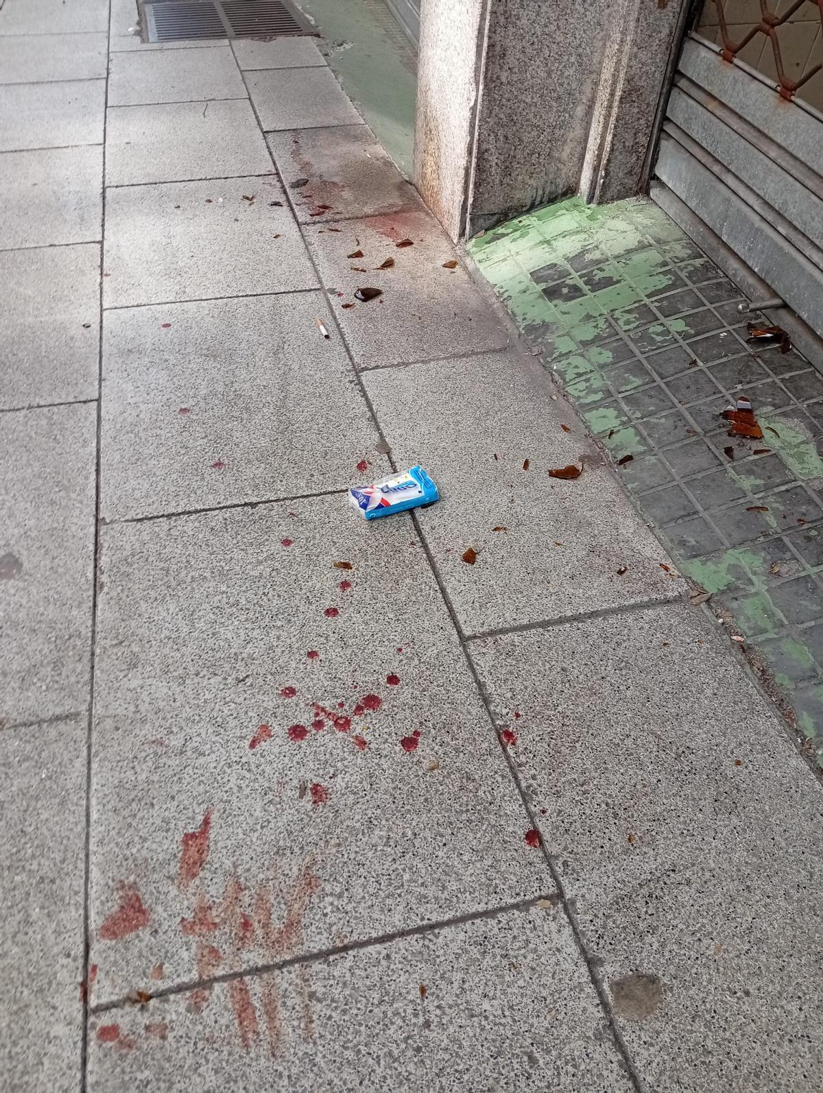 Restos de sangre y de la botella en el lugar de la agresión