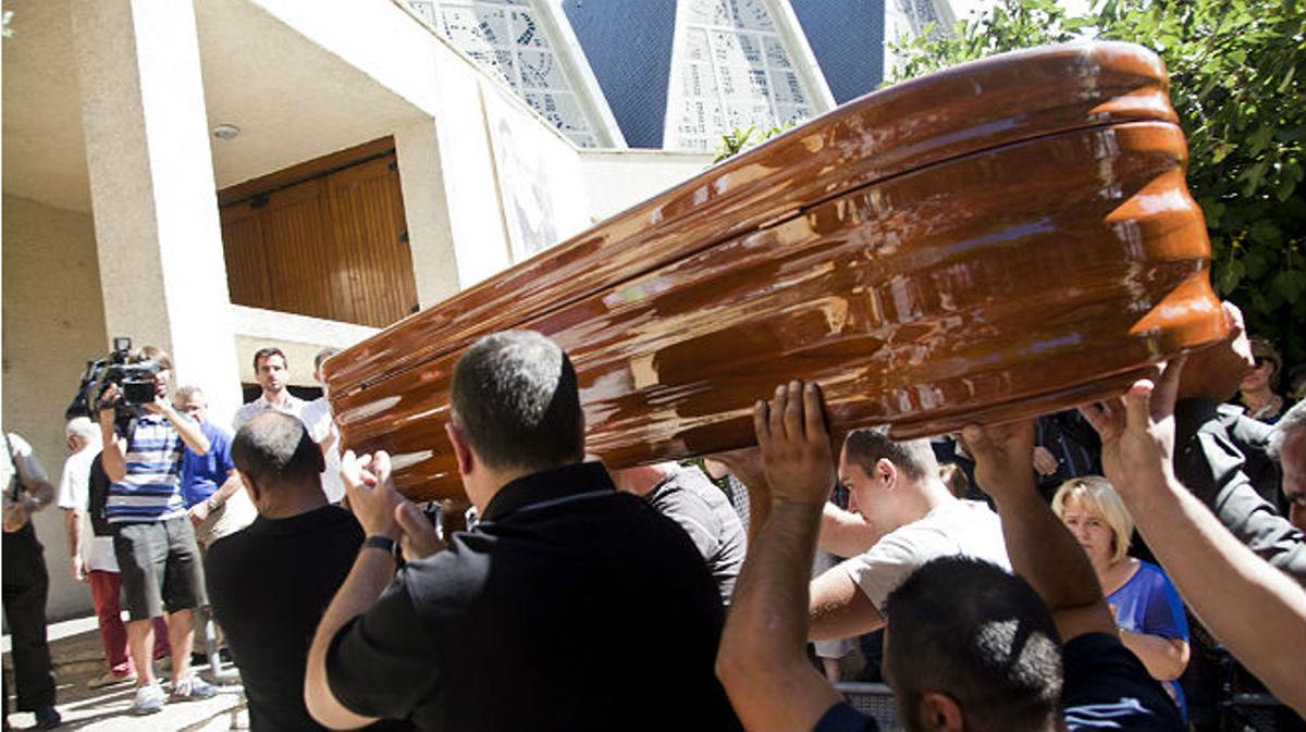 El fèretre amb les restes mortals de Marina Okarynska, a l’arribar al funeral celebrat a l’església de San Esteban de Conca