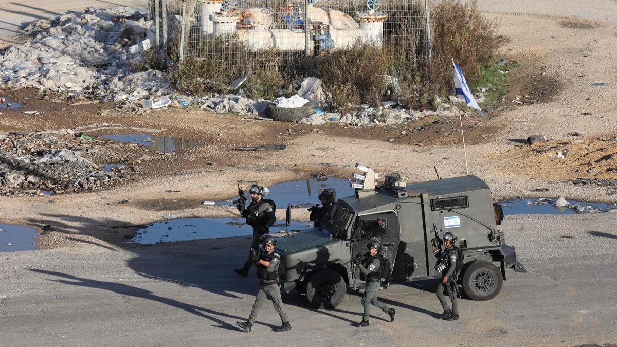 Los guardias fronterizos israelíes toman posición frente al campamento militar de Ofer entre Ramallah y Baytunia en la ciudad ocupada de Cisjordania en medio de los preparativos para la liberación de prisioneros palestinos a cambio de rehenes israelíes retenidos por Hamás en Gaza, el 24 de noviembre de 2023.