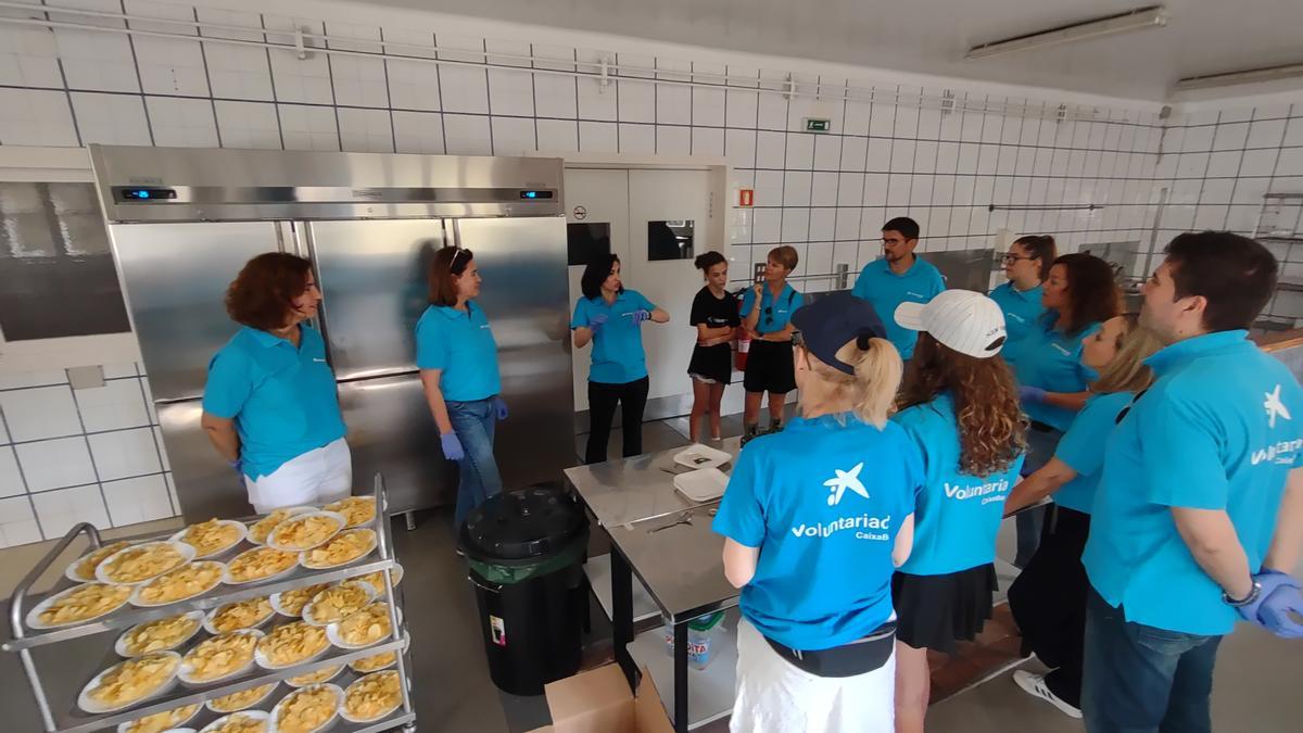 Voluntarios organizando y preparando la cena.