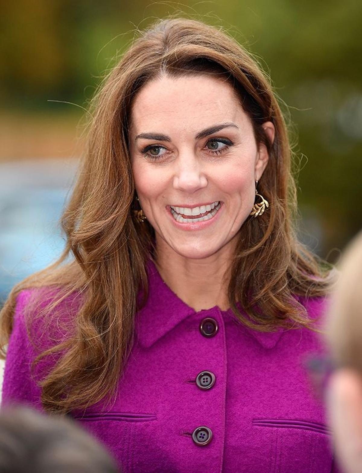 Kate Middleton con pendientes en forma de hoja