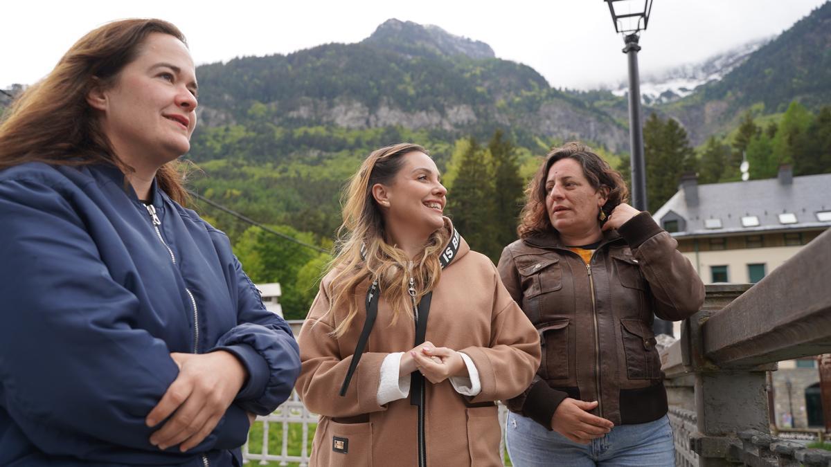 Maru Díaz, entre María Goikoetxea y Marta de Santos en Canfranc.