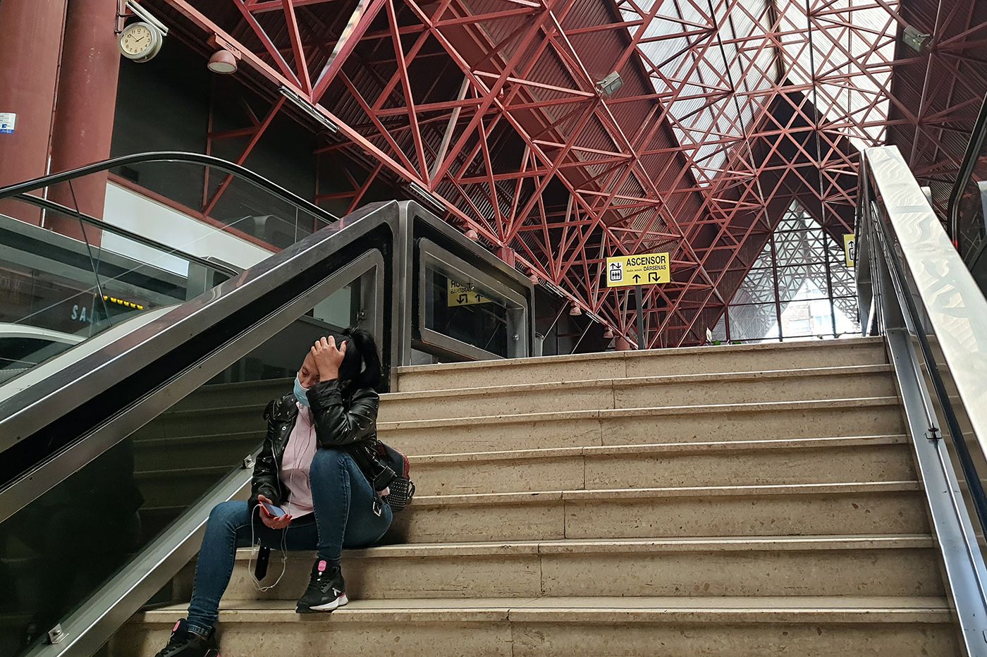 Interior de la estación de buses de la avenida de Madrid, con viajeros y locales cerrados.  Marta G. Brea (12).jpg