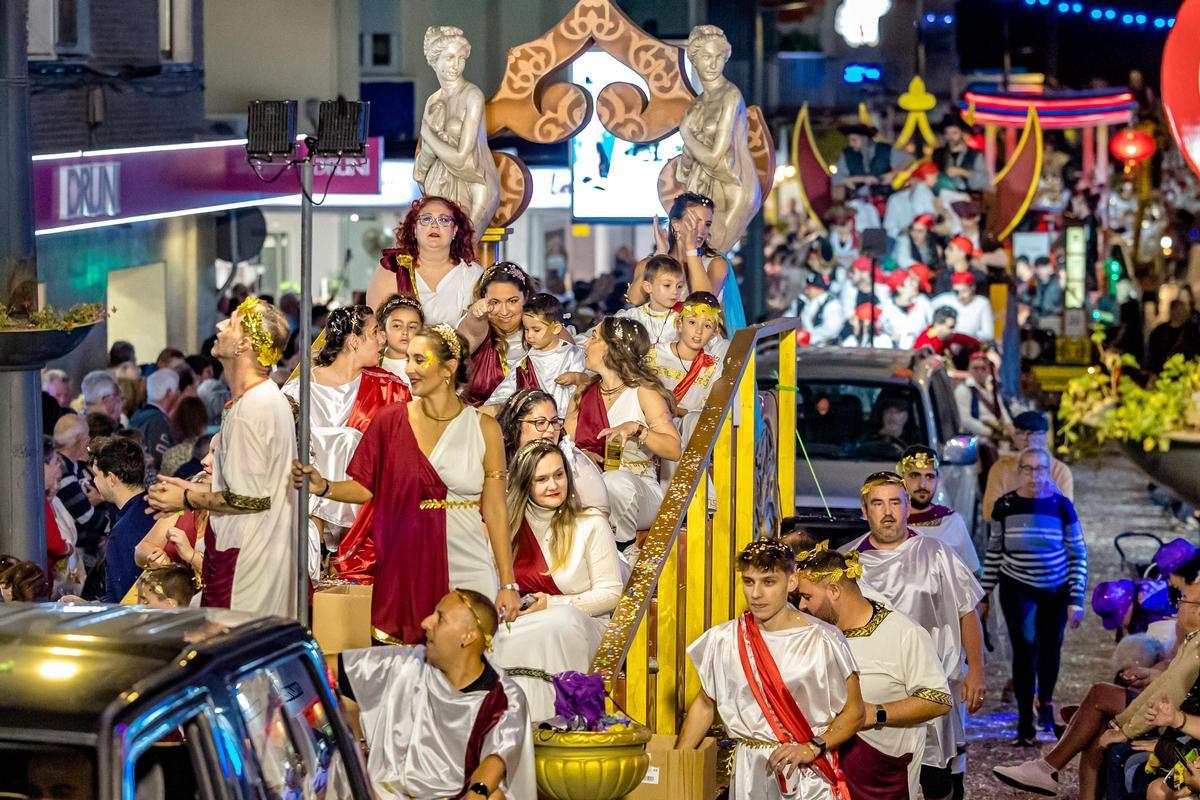Un colorido Desfile de Carrozas cierras las fiestas de Benidorm