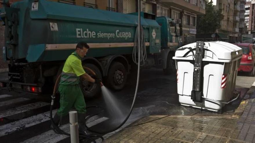 Un trabajador del servicio de limpieza realizando labores de baldeo en una calle del casco urbano.