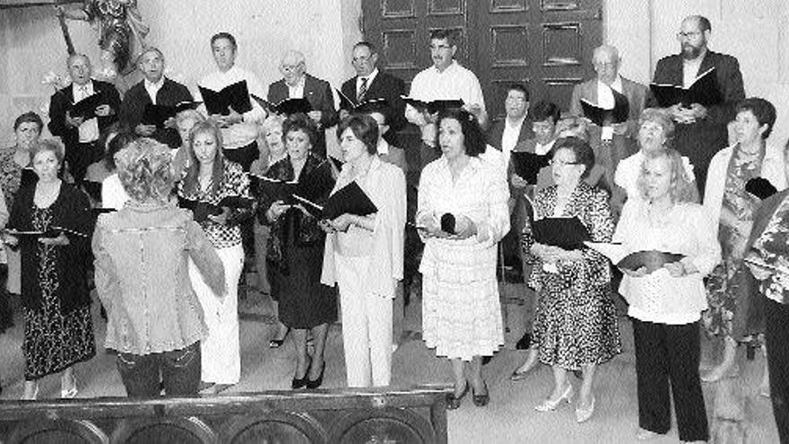 La coral polifónica Lembranzas cantó la misa de su patrón San Efrén, celebrada ayer en el nuevo templo de Marín. / junior