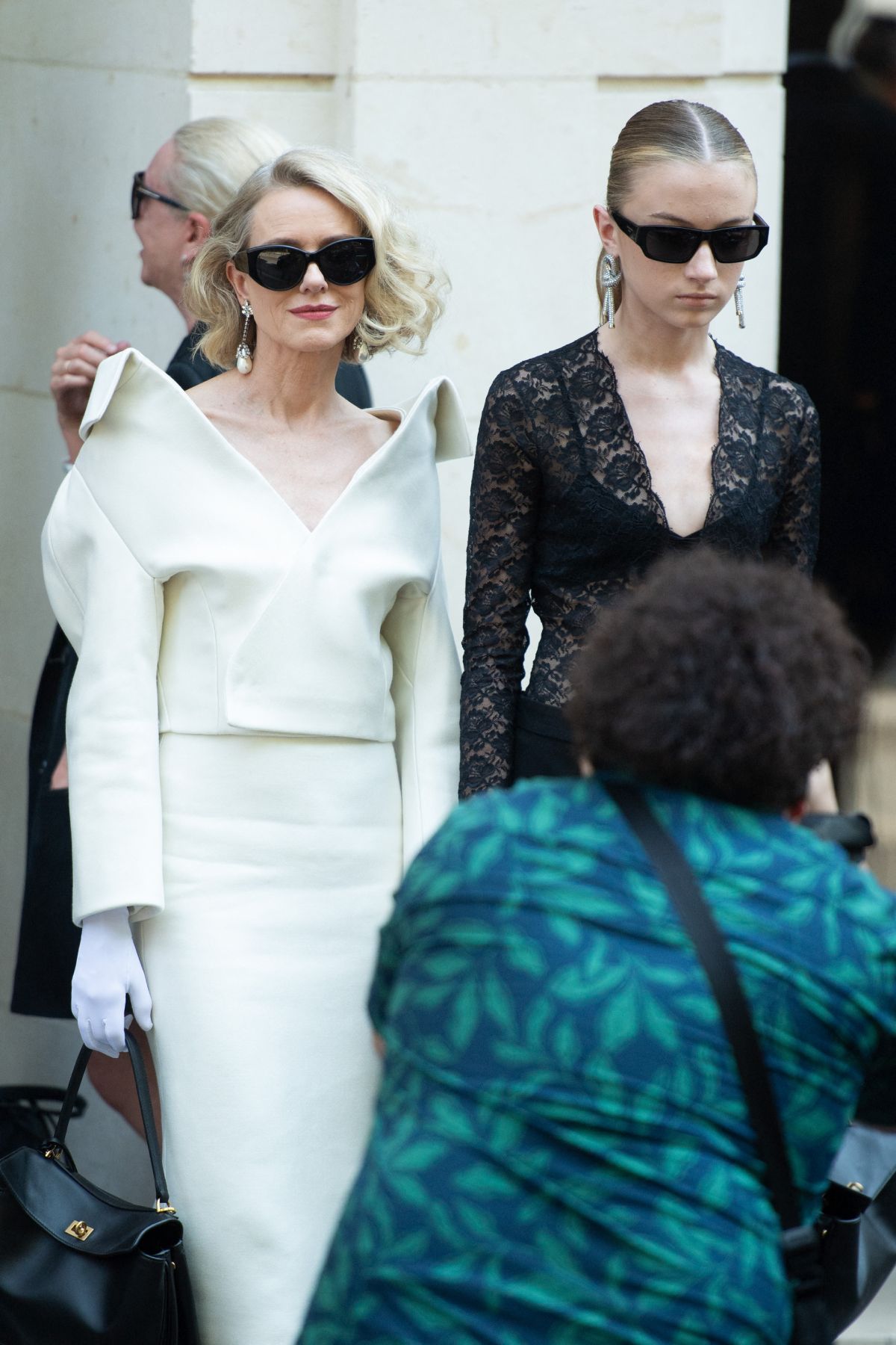 Naomi Watts y Kai Schreiber en el desfile de Balenciaga de Alta Costura