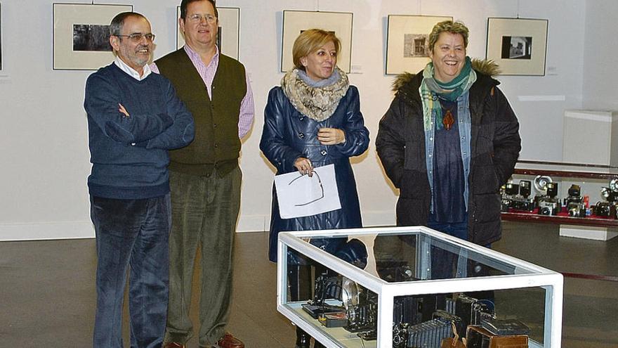 Pablo Mortera, Pancho Paniceres, Amparo Antuña, alcaldesa de Noreña, y Pilar Cuesta, edil de Cultura, en la inauguración de la muestra.