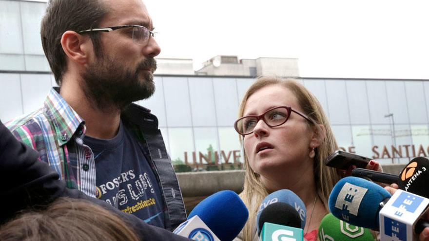 Antonio Lago y Estela Ordóñez tras la reunión con los clínicos que atienden a su hija.