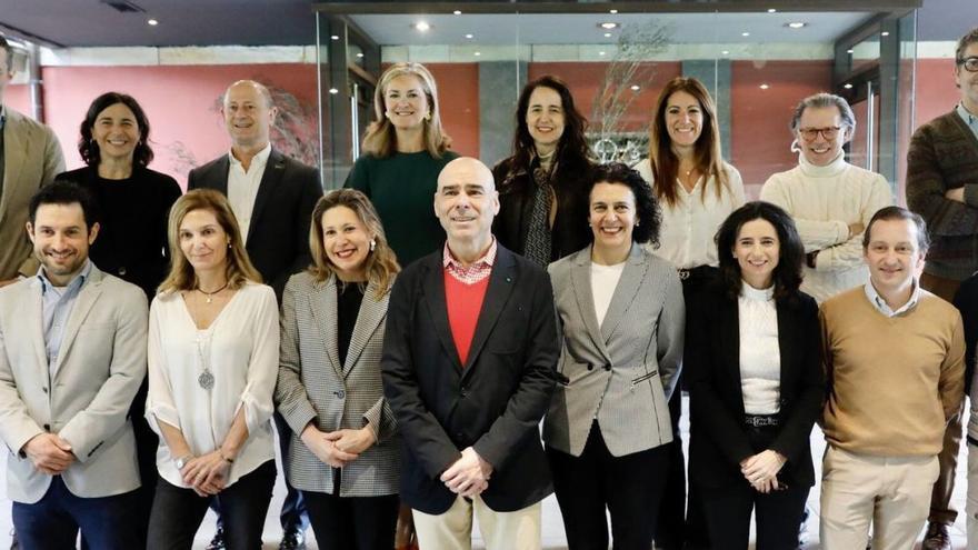 Por la izquierda, en la primera fila, Manuel García Tello, Pedro Carrillo, Cristina Liñero, Elena Martín, Joaquín Miranda, Begoña Fernández Espasande, Mavi Cuesta, Iván Pidal y Carlos Manjarín; detrás, Juan Pablo de Castro, Ana Echenique, Tasio del Reguero, Nuria Pulgar, Reyes Ceñal, Ana Villanueva, Alfredo Fernández Santos y José Luis Barettino. En el recuadro, Jessica Alonso. | Marcos León / Juan Plaza