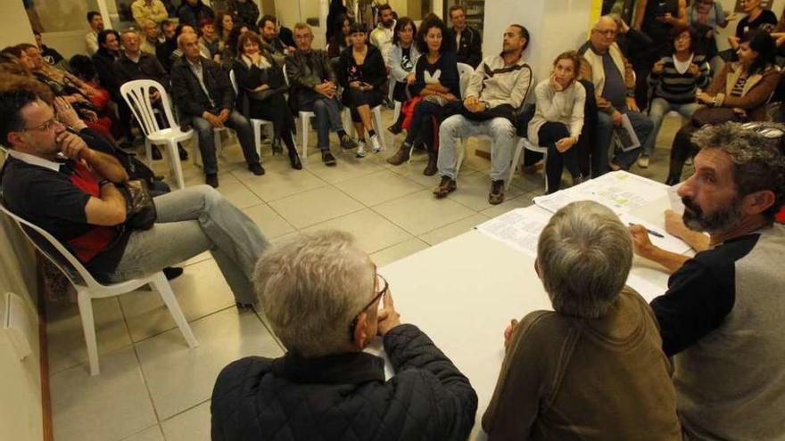 Asamblea de vecinos del Casco Vello, durante la que se abordó el problema del botellón. // J. Lores