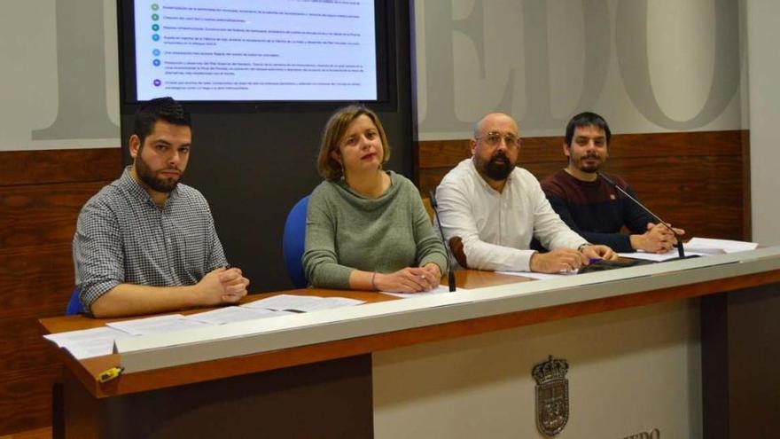 Por la izquierda, Rubén Rosón, Ana Taboada, David Acera e Ignacio Fernández del Paramo durante la presentación de la propuesta de acuerdo a los socios.