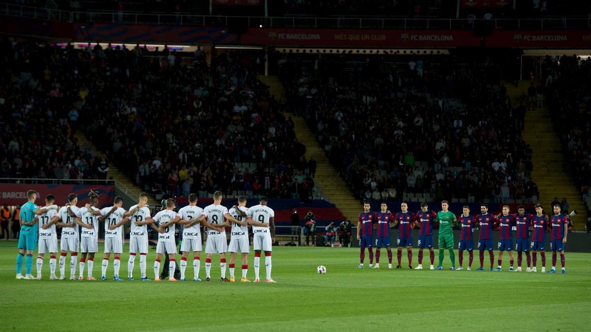 Los jugadores del Athletic y el Barça guardan un minuto de silencio en honor de Sir Bobby Charlton, fallecido el sábado.