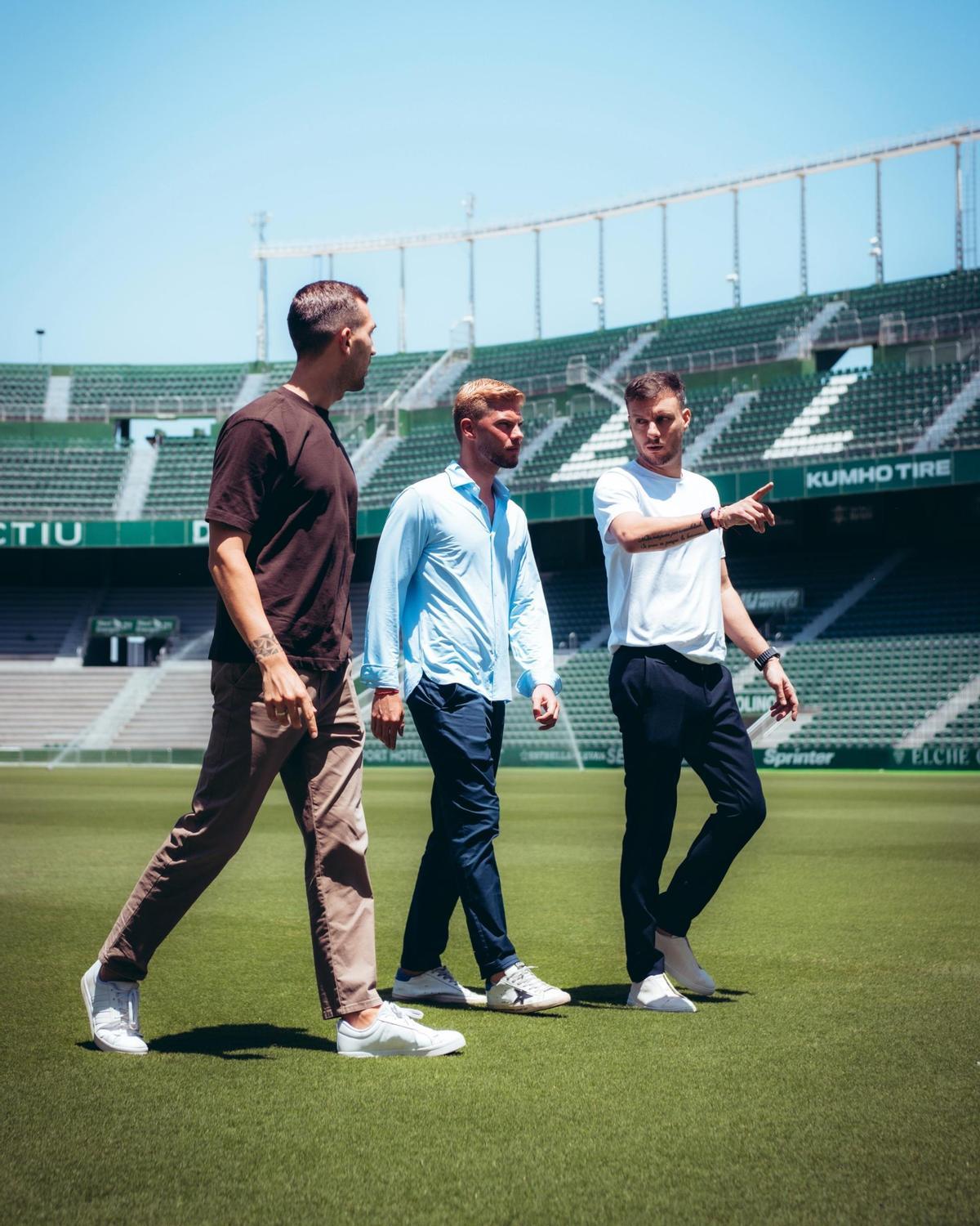 Contreras, Schinocca y Anselmi caminan sobre el césped del estadio Martínez Valero