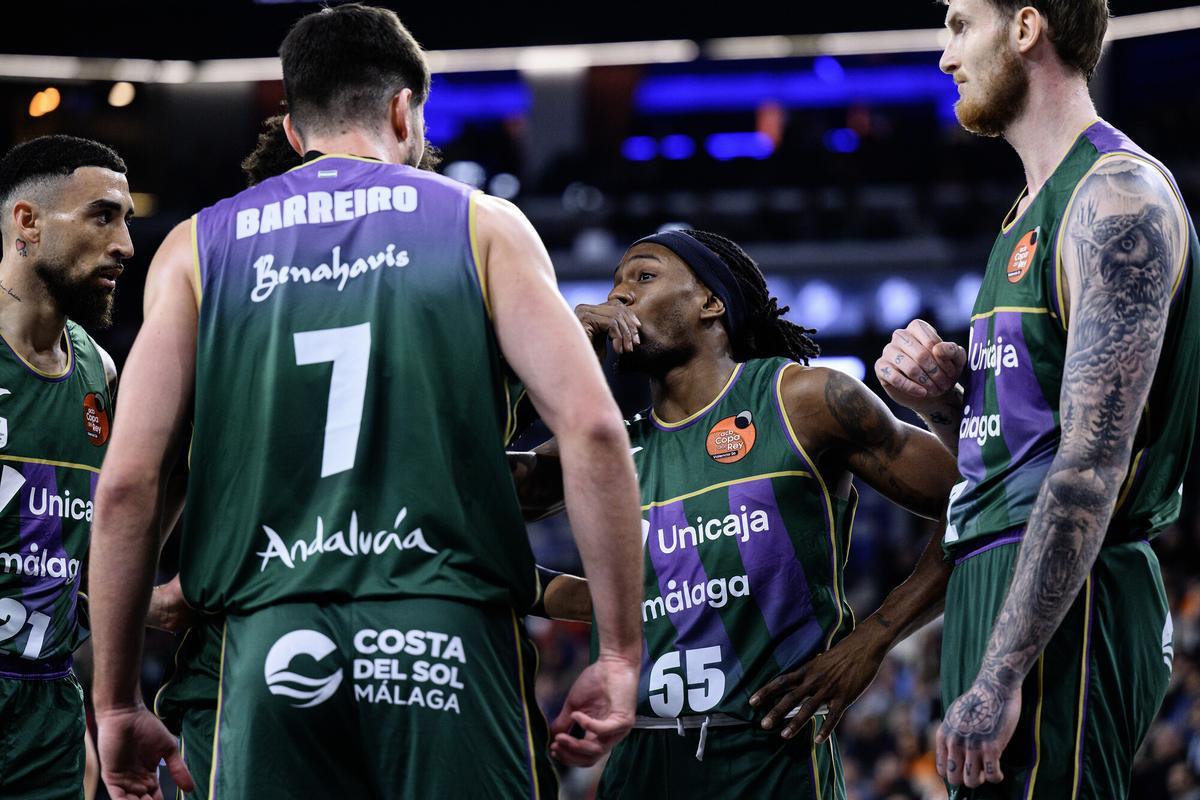 Los jugadores del Unicaja conversan en el partido de Copa del Rey.