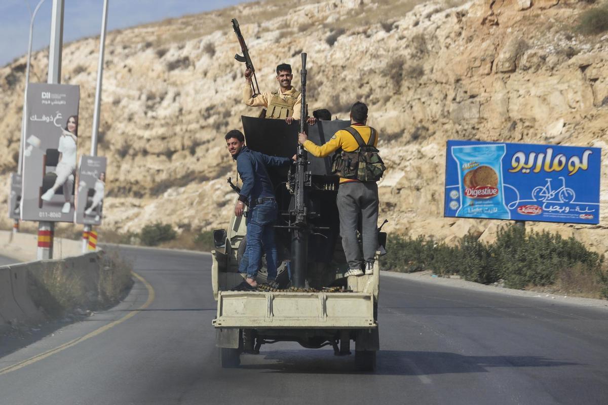 Los rebeldes sirios circulan por la carretera Damasco-Beirut, Siria.