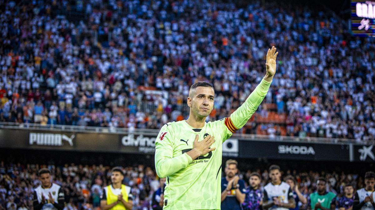 Jaume Domenech en su emotiva despedida como jugador del Valencia CF