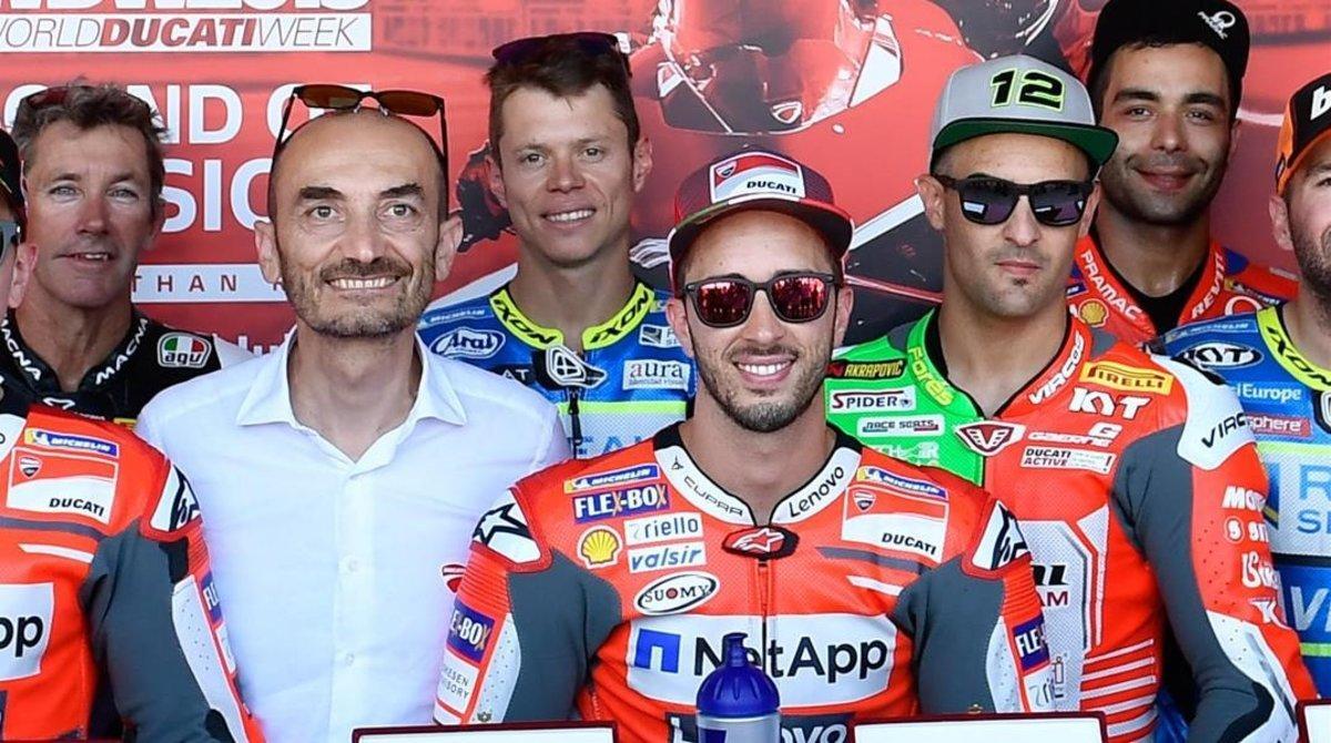 Claudio Domenicali, junto a Andrea Dovizioso, Tito Rabat, Danilo Petrucci y otros 'ducatistas'.
