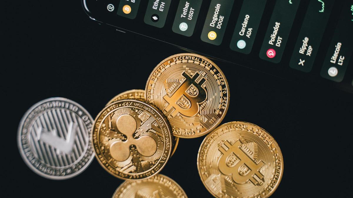 Diferentes criptomonedas como Bitcoin con sus valores de mercado.