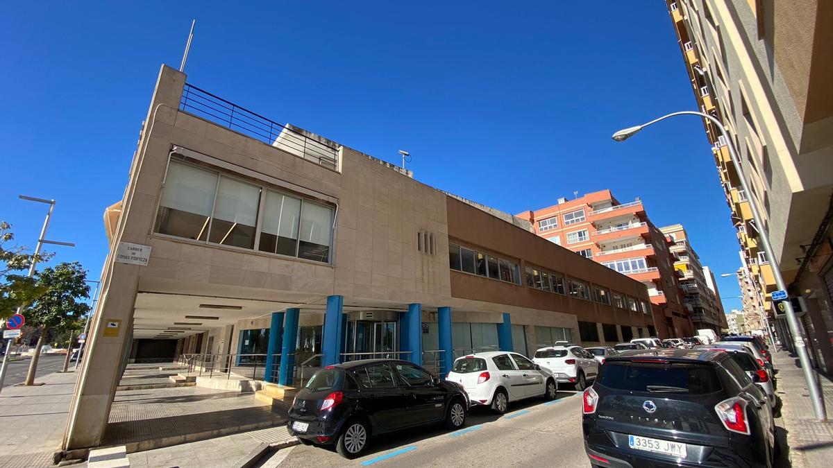 Imagen del edificio de Emaya, que ocupa un solar de 6.200 metros cuadrados, desde la calle Tomàs Forteza