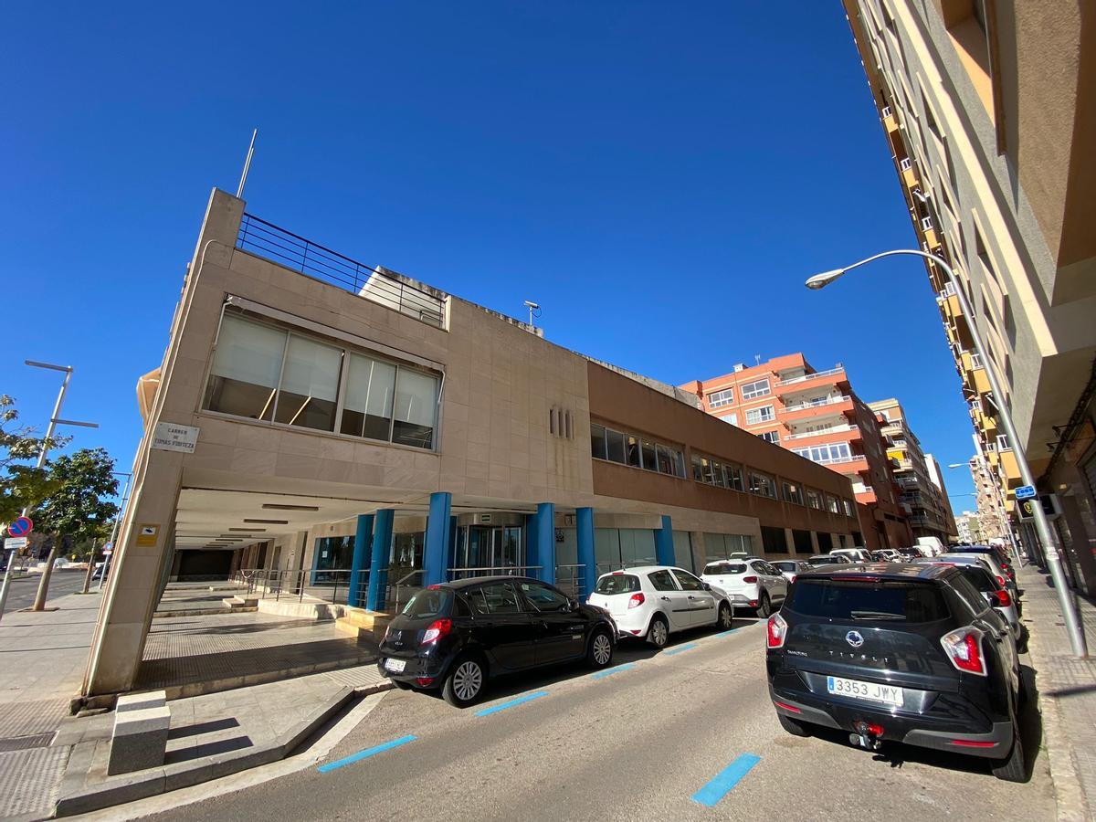 Imagen del edificio de Emaya, que ocupa un solar de 6.200 metros cuadrados, desde la calle Tomàs Forteza