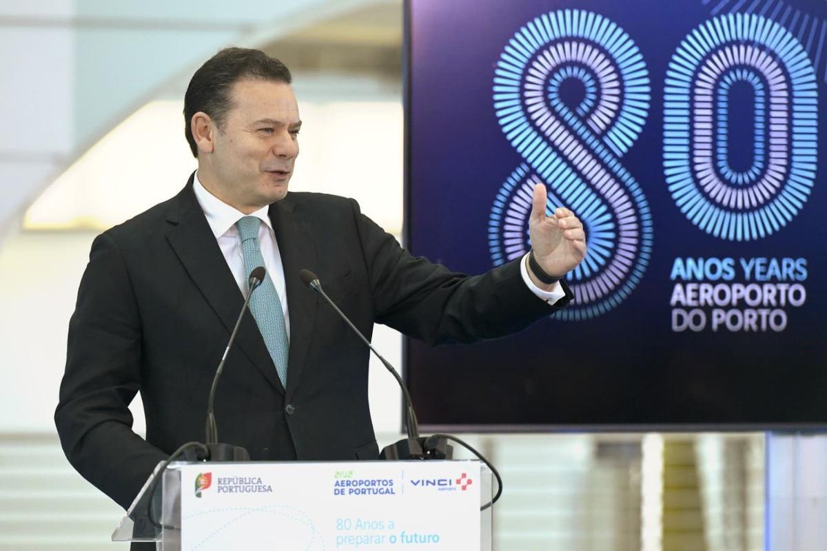 El presidente del Gobierno de Portugal, Luís Montenegro, durante el 80º aniversario del aeropuerto de Oporto