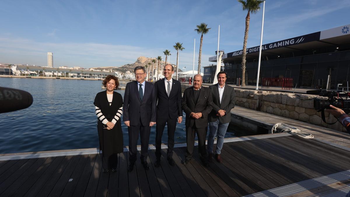 Representantes de la Generalitat y la Ocean Race, con la carpa Alicante Digital Gaming al fondo.