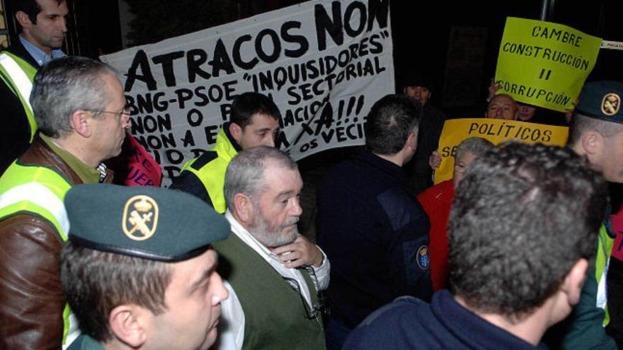 El pleno tuvo que ser desalojado por Policía Local y Guardia Civil, que escoltaron la salida del alcalde. / juan varela