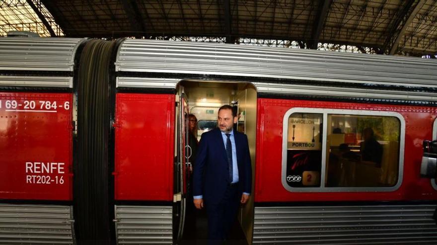 El ministre baixant del tren