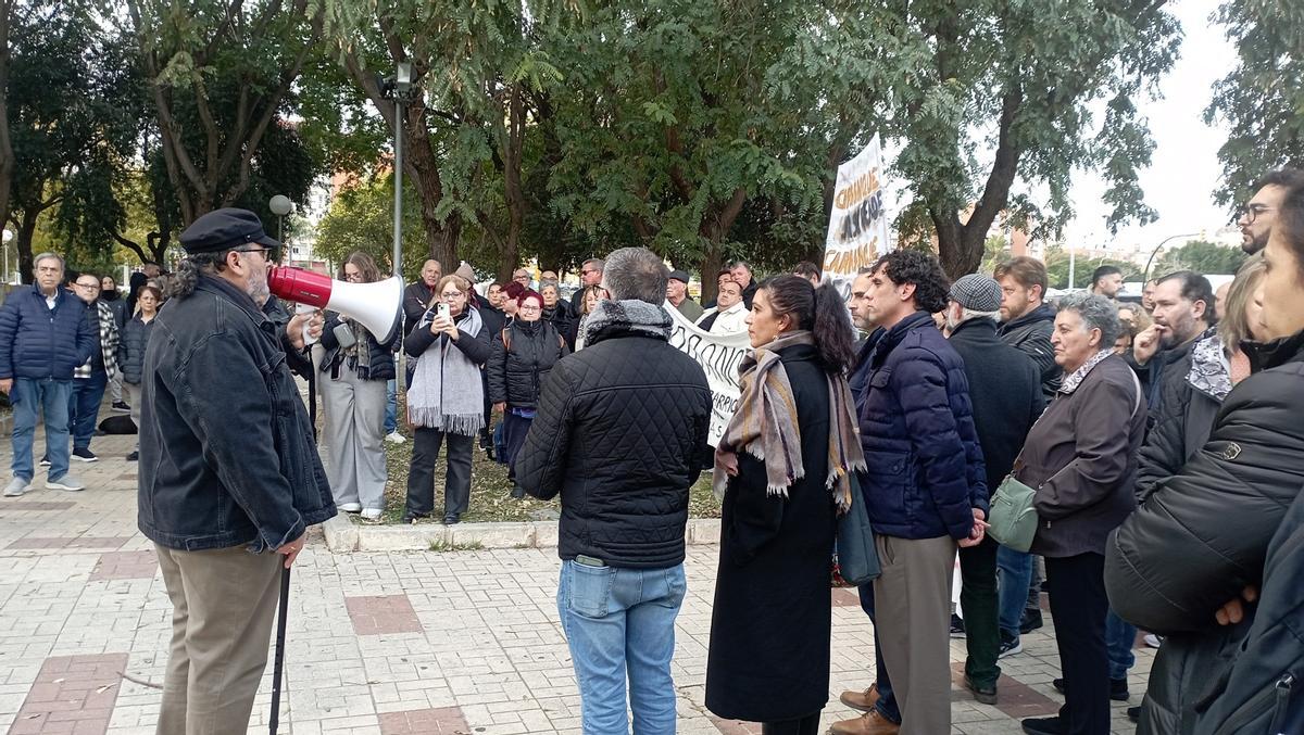 José Rivero, dirigente vecinal, en un momento de su intervención en la plaza de Manuel Azaña.