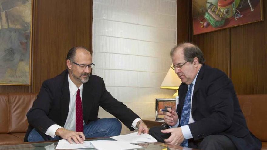 Herrera y Luis Fuentes, a la izquierda, durante la firma del acuerdo.