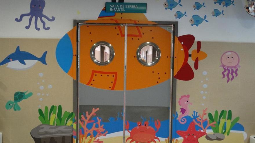 Imagen de la puerta de la sala de espera infantil.