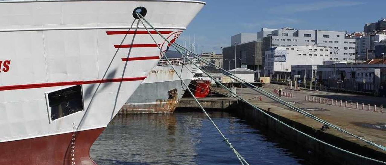 Un buque que faena en Malvinas amarrado estos días en el puerto de Vigo. // Ricardo Grobas