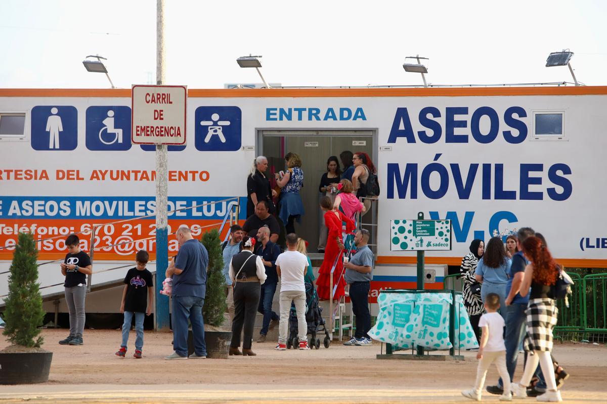 Feria Nuestra Señora de la Salud, Ambiente general, aseos moviles, servicios portatiles